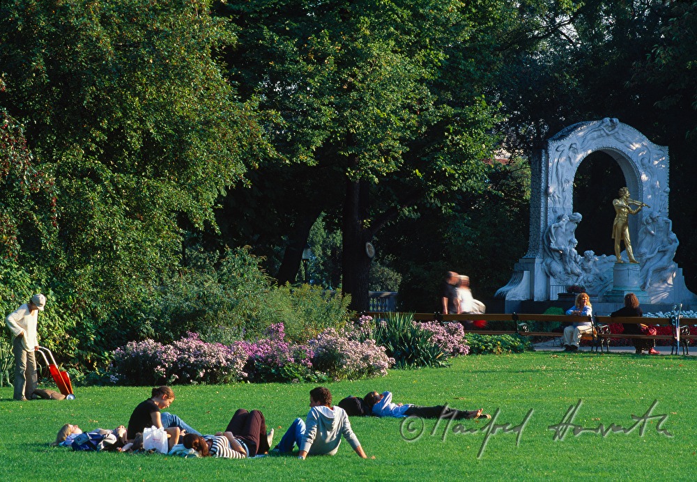 Sonnenanbeter auf der Wiese beim Johann Strauss Denkmal