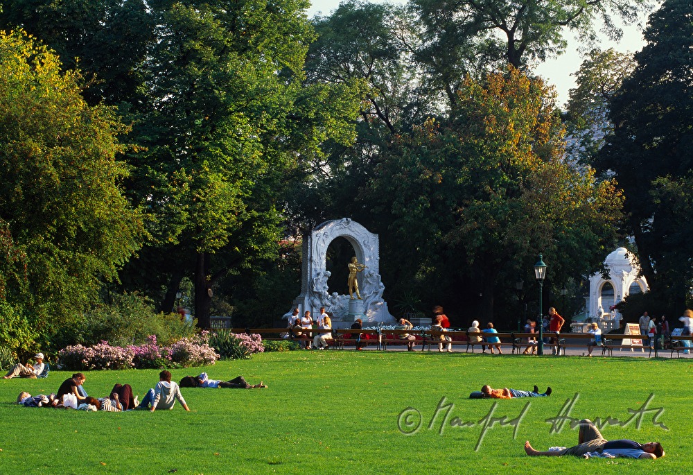Sonnenanbeter auf der Wiese beim Johann Strauss Denkmal