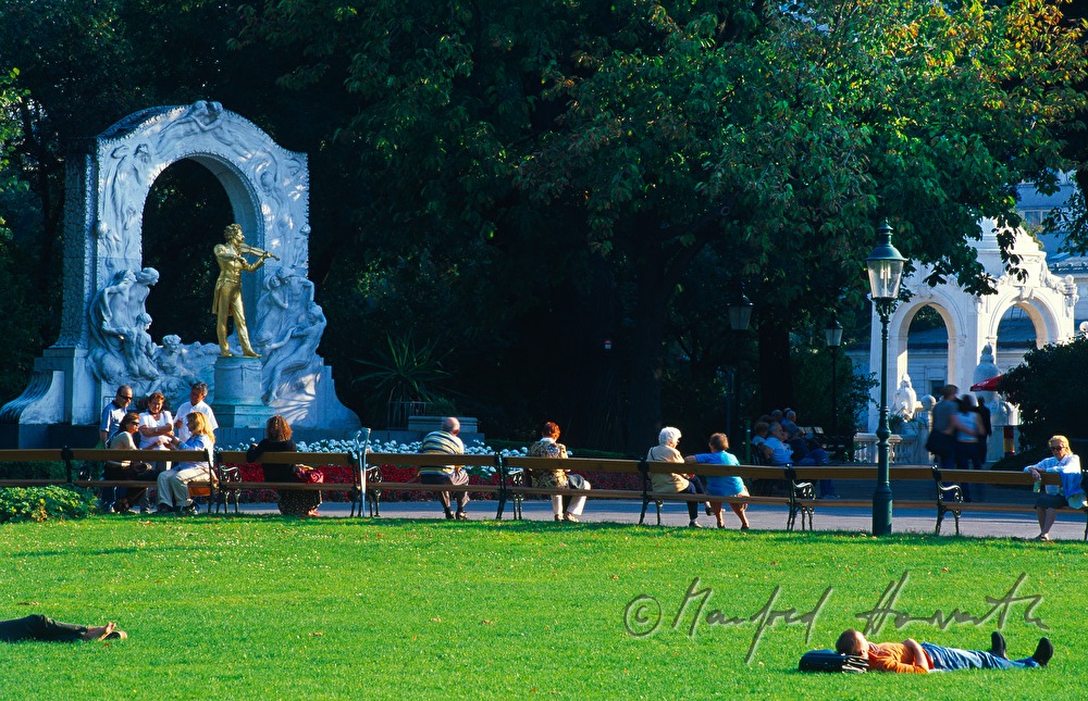 Sonnenanbeter auf der Wiese beim Johann Strauss Denkmal