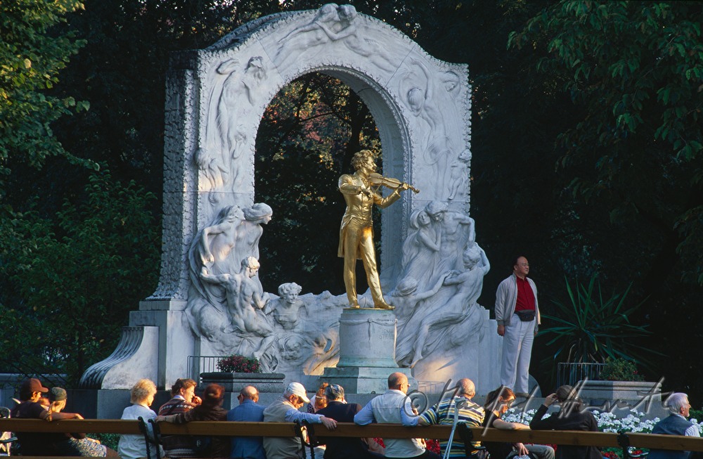 Sonnenanbeter auf der Wiese beim Johann Strauss Denkmal