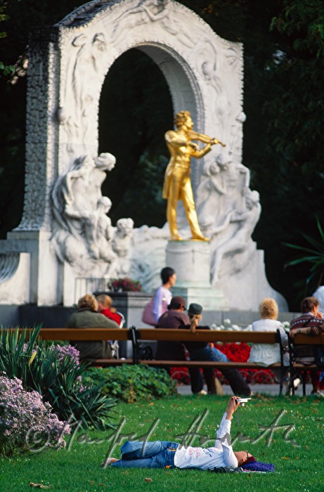 Sonnenanbeter auf der Wiese beim Johann Strauss Denkmal