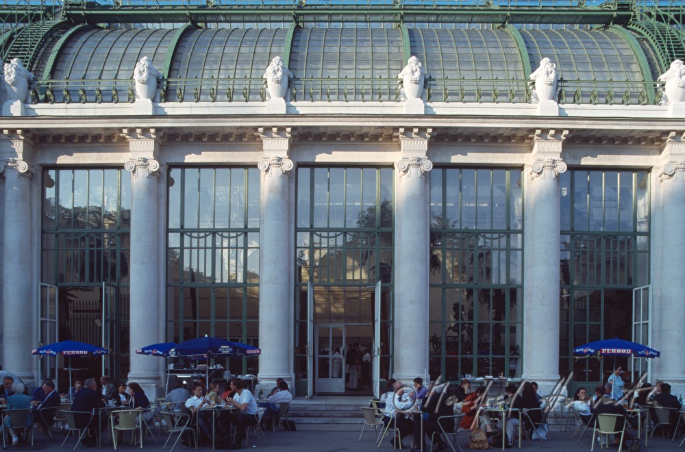 Besucher auf der Terrasse vor dem Palmenhaus (Lokal)