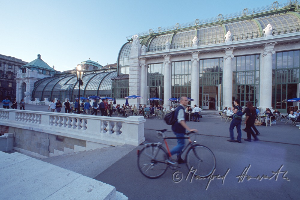 Besucher auf der Terrasse vor dem Palmenhaus (Lokal)