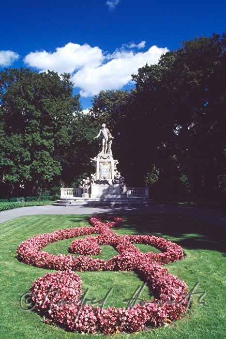 Mozart-Denkmal und Notenschlüssel aus Blumen
