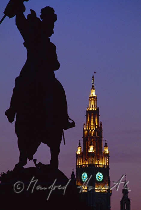 Rathaus und Reiterstandbild (Kaiser Wilhelm) auf dem Heldenplatz
