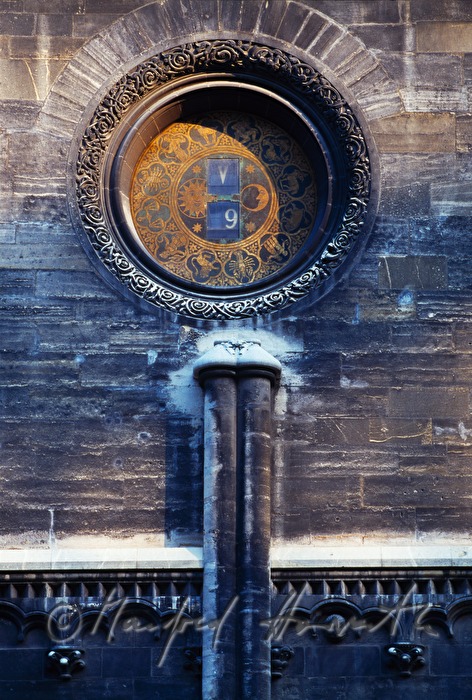 Uhr an der Fassade des Stephansdom