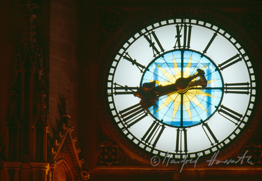 Rathaus-Uhr auf dem Rathausturm