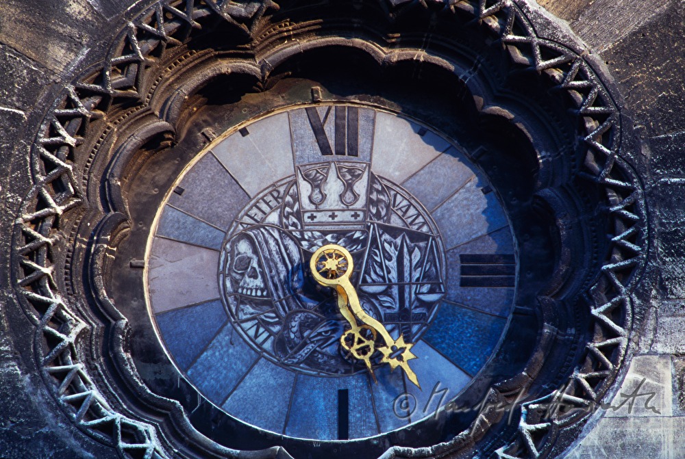 Uhr an der Fassade des Stephansdom