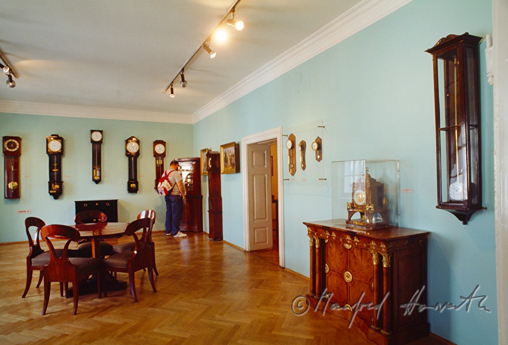 Ausstellungsraum mit Wand- und Standuhren
