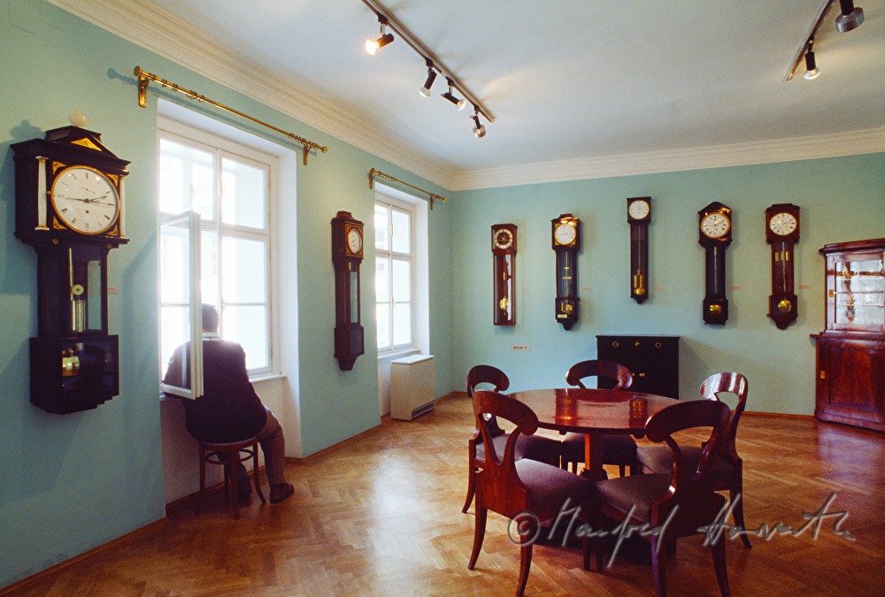 Ausstellungsraum mit Wand- und Standuhren