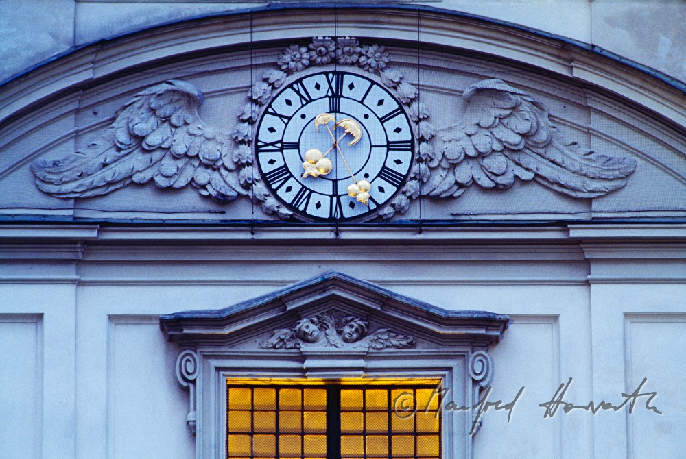 Fenster und Kirchturmuhr