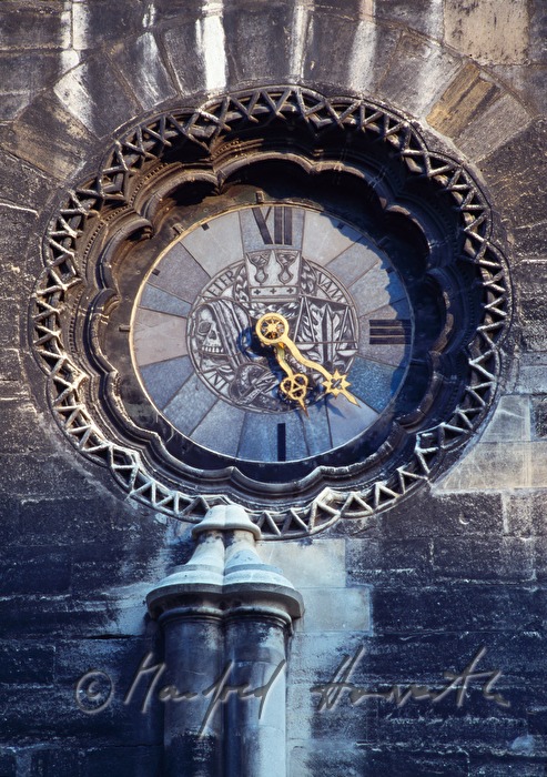 Uhr am Westwerk des Stephansdomes