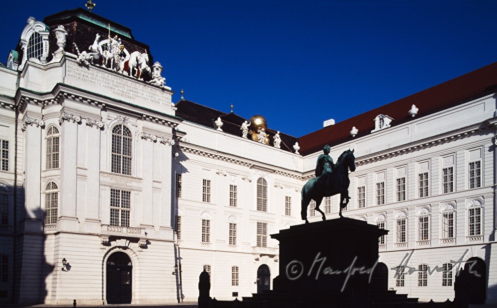 Hofbibliothek und Reiterstandbild von Kaiser Joseph II.