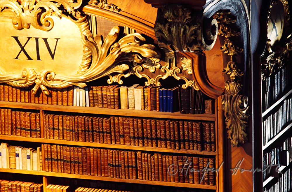 Bücher in einem Buchregal des Prunksaales