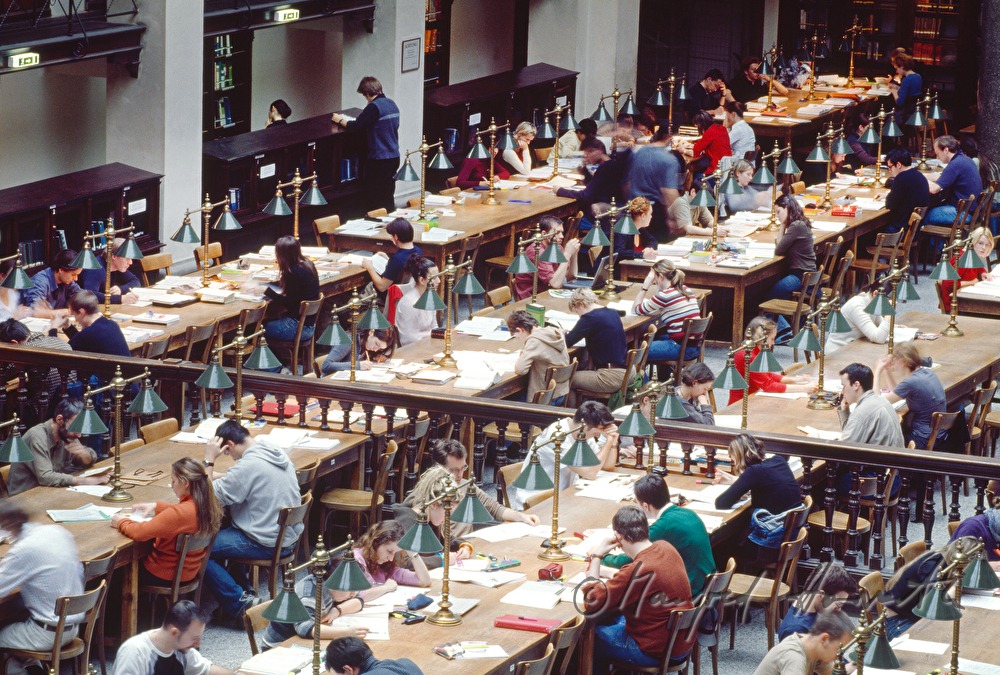 Studierende im Hauptlesesaal der Bibliothek