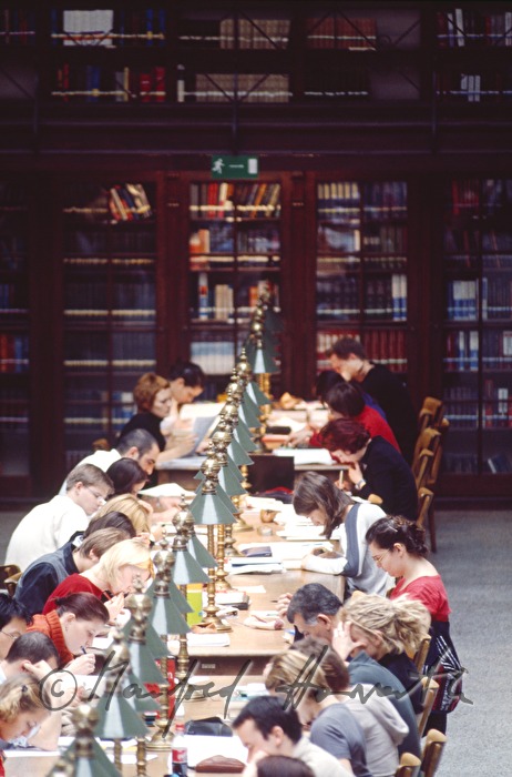 Studierende im Hauptlesesaal der Bibliothek
