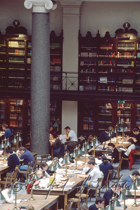 Studierende im Hauptlesesaal der Bibliothek
