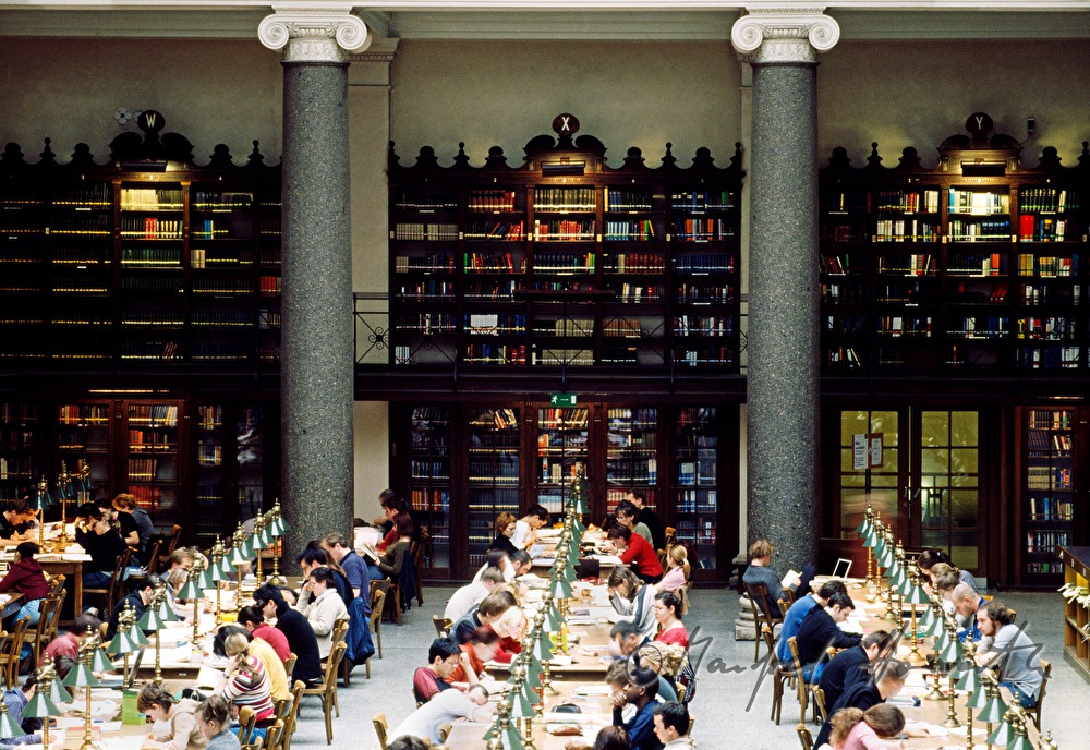 Studierende im Hauptlesesaal der Bibliothek
