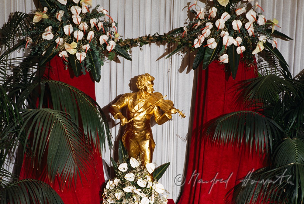 Rathausball, goldene Statue von Johann Strauss