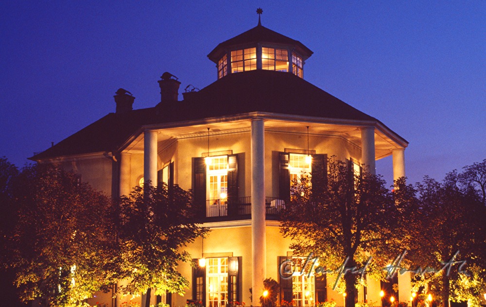 nächtlich beleuchtetes Lusthaus
