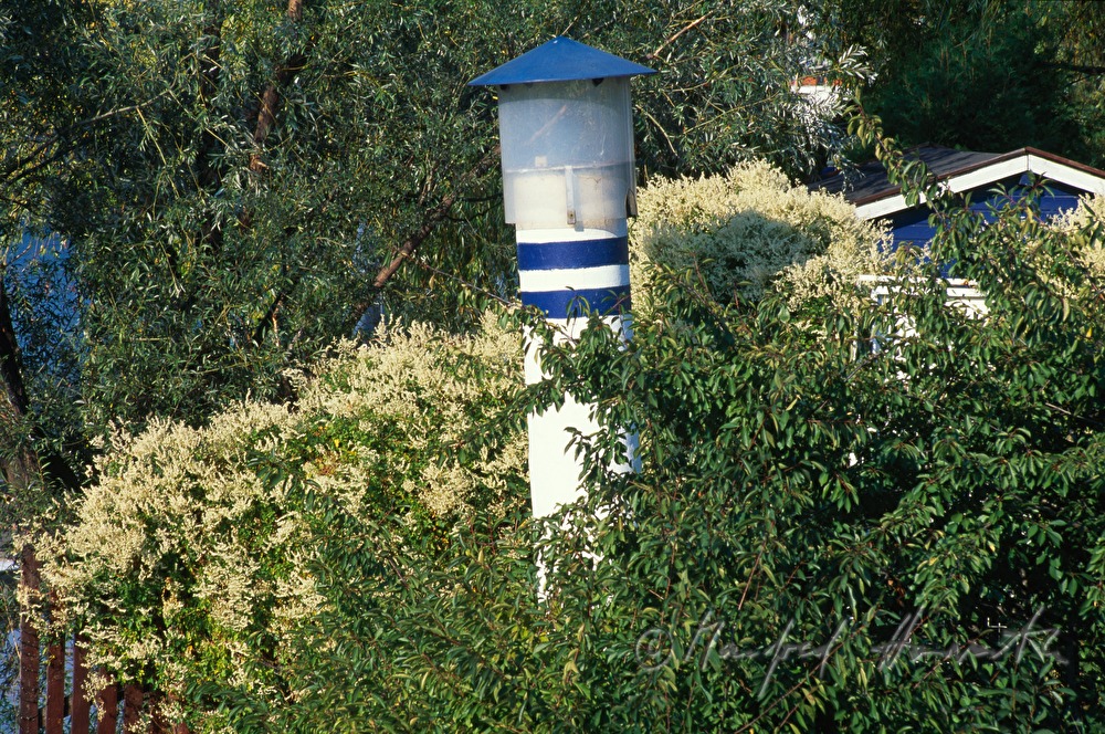 Kleingarten mit Leuchtturm