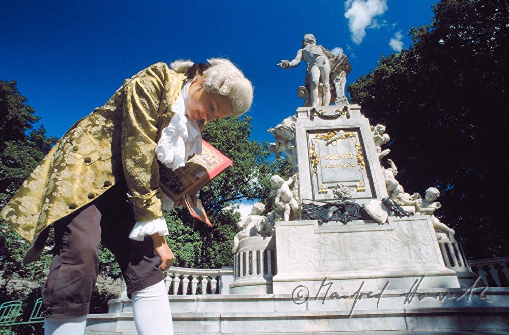 Mozart-Double vor Mozart Denkmal