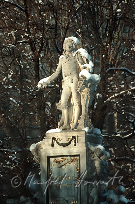 Mozart Denkmal, Blumen-Violinschluessel