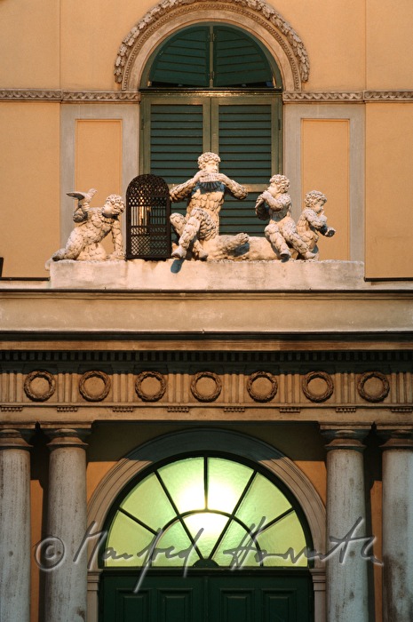 Papageno-Figur ueber dem Eingangstor