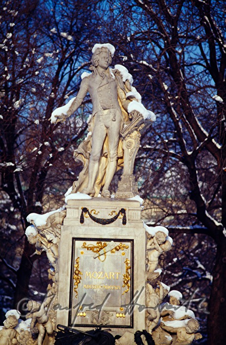 schneebedecktes Marmor-Denkmal