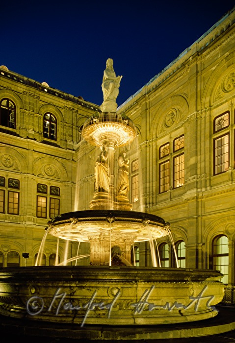 Brunnen vor dem Haupteingang zur Staatsoper