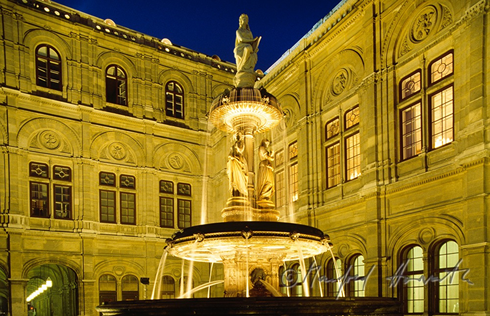 Brunnen vor dem Haupteingang zur Staatsoper