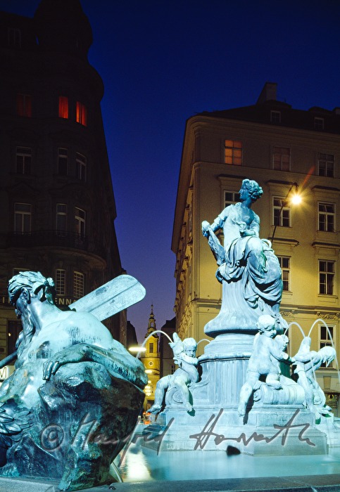Donnerbrunnen (Providentiabrunnen) und Evangelische Kirche