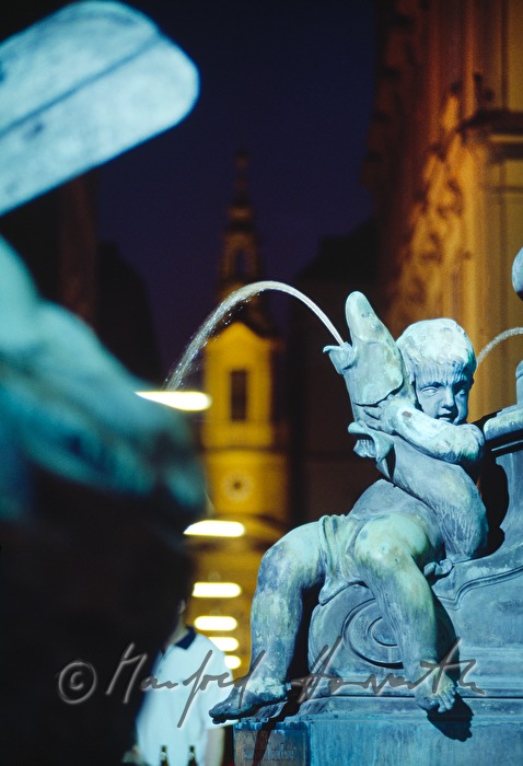 Donnerbrunnen (Providentiabrunnen) und Evangelische Kirche