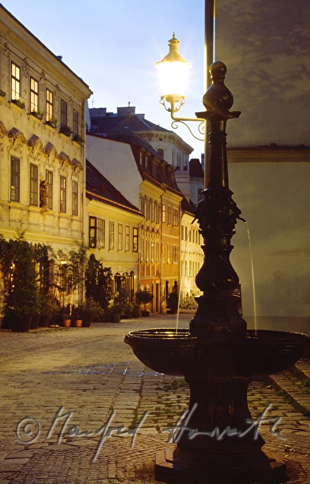 Gusseiserner Brunnen mit Wasserspeiern