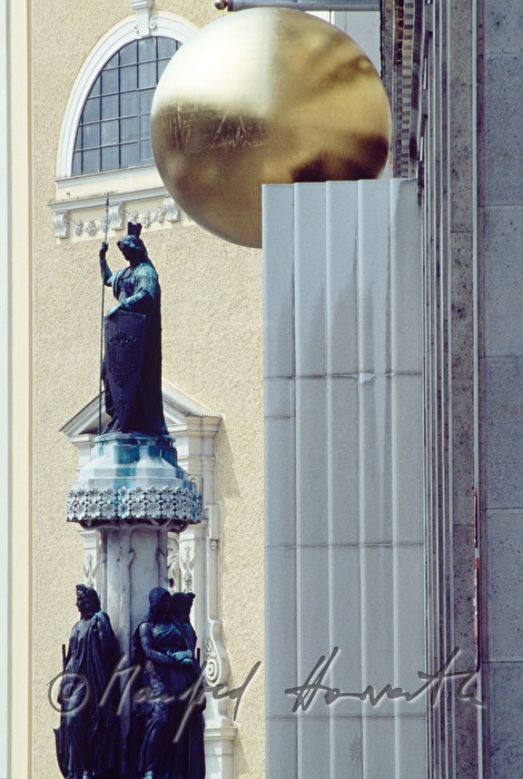 Austriabrunnen und Fassade des Kunstforums