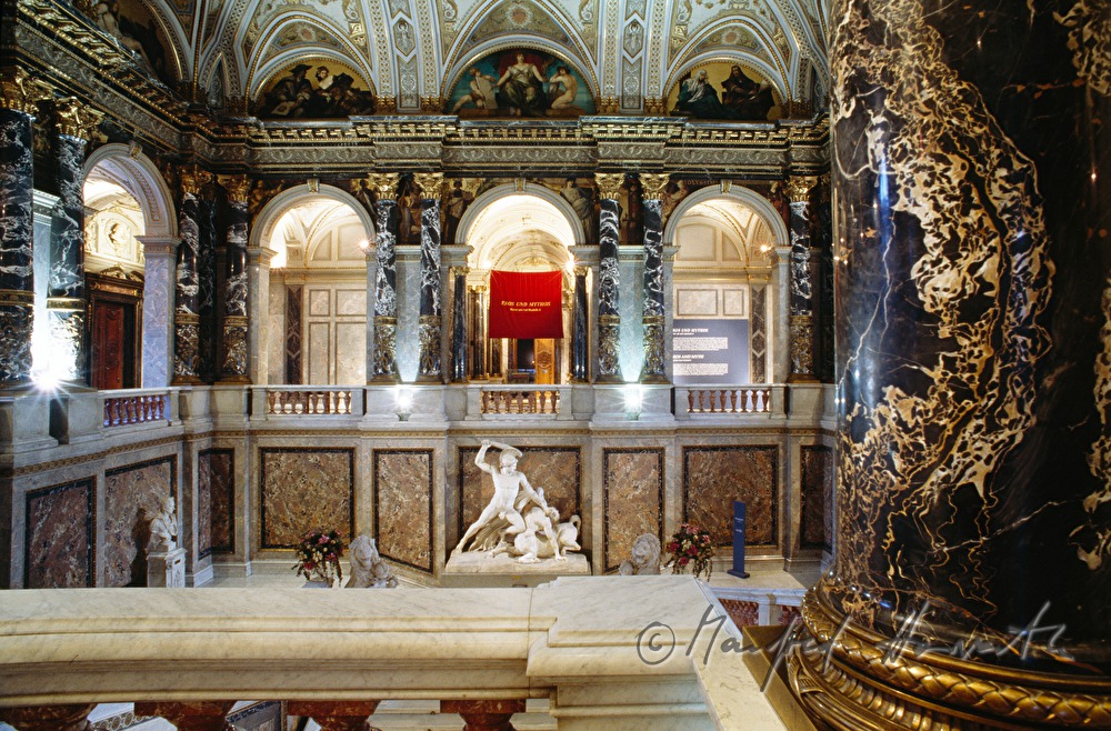 Treppenhaus mit Fresken