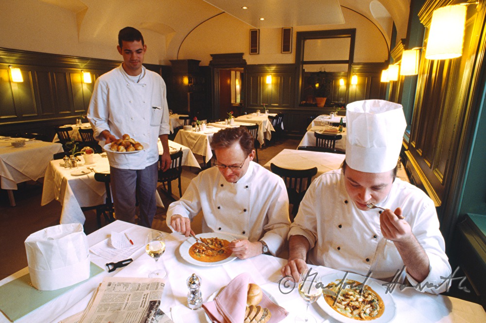 Wilhelm Schnattl und Köche beim Essen nach Betriebsschluß