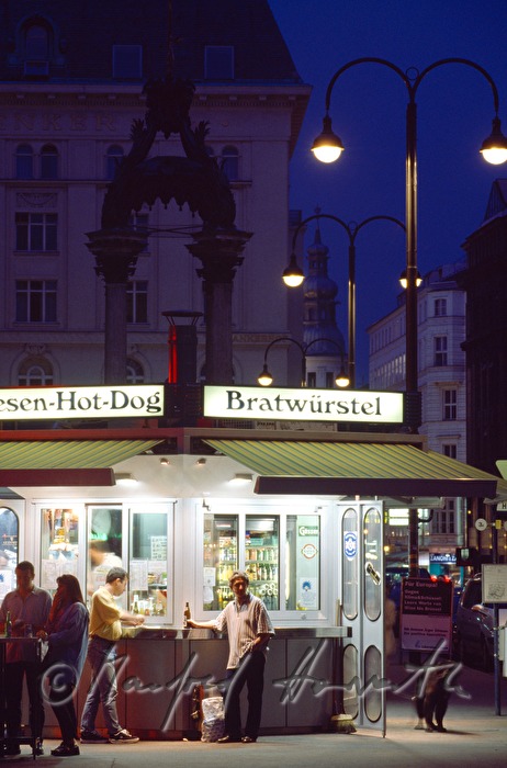 Menschen beim Würstelstand