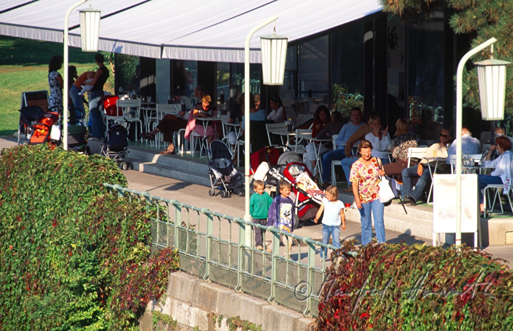 Besucher auf der Terrasse beim Stadtpark