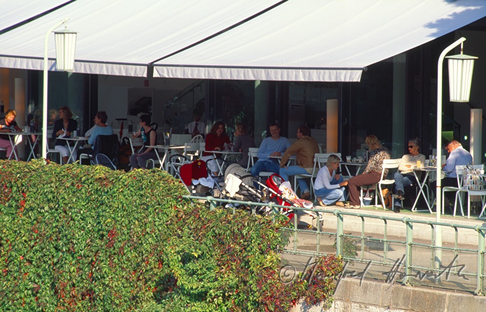 Besucher auf der Terrasse beim Stadtpark