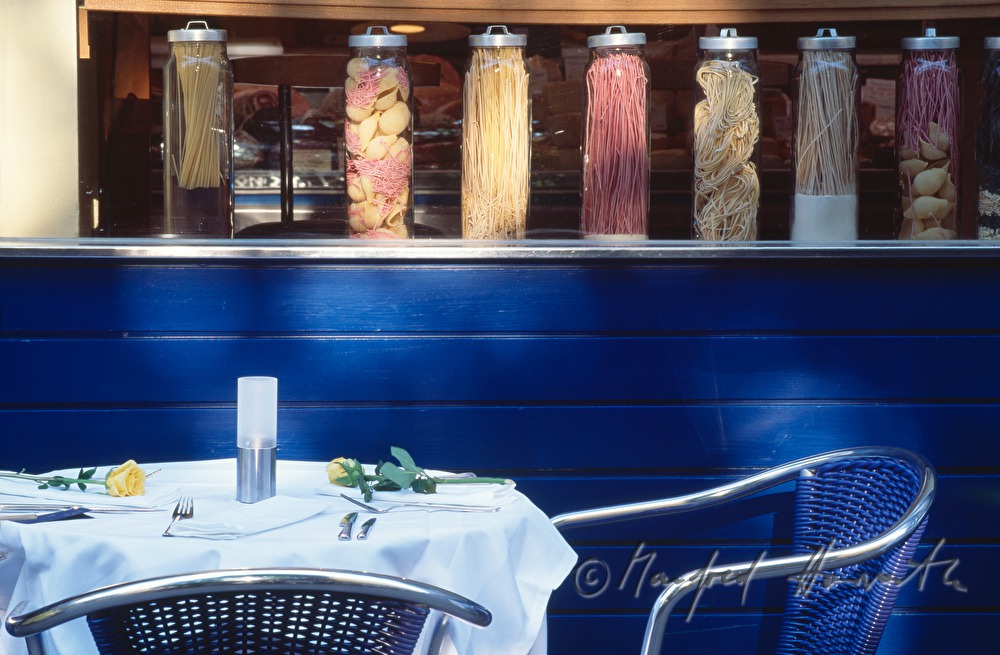 gedeckter Tisch mit Pastaspezialitäten
