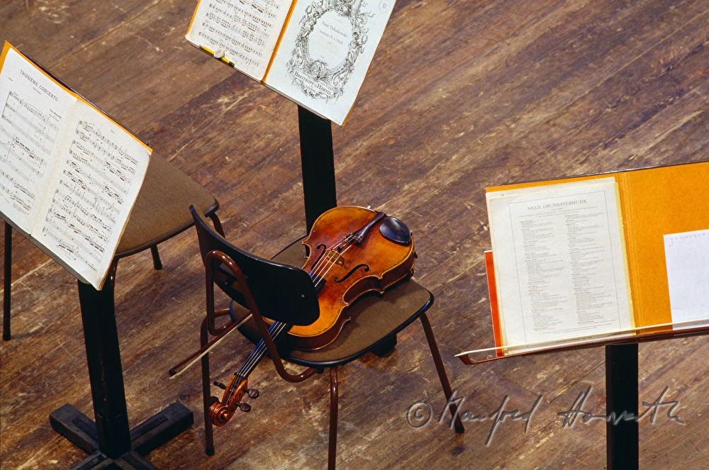 Geige und Notenständer bei Orchesterpause
