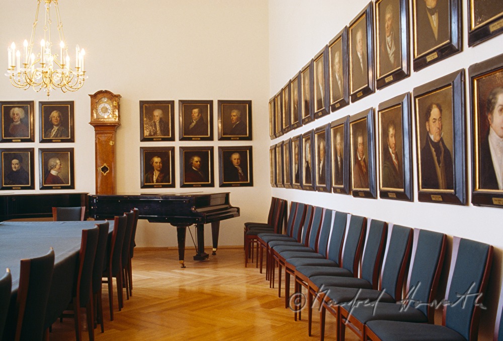 Sitzungszimmer mit Piano und Gemälden