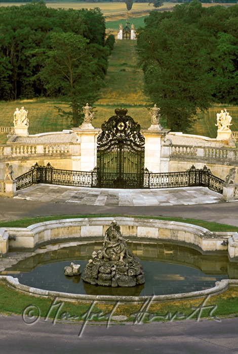 Barockgarten, Hauptachse mit Gartentor