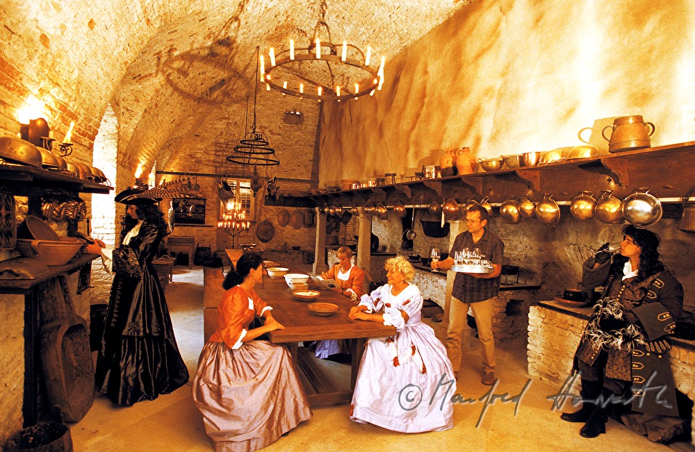 Wildküche, Angestellte im Barockkostüm bei Barockausstellung
