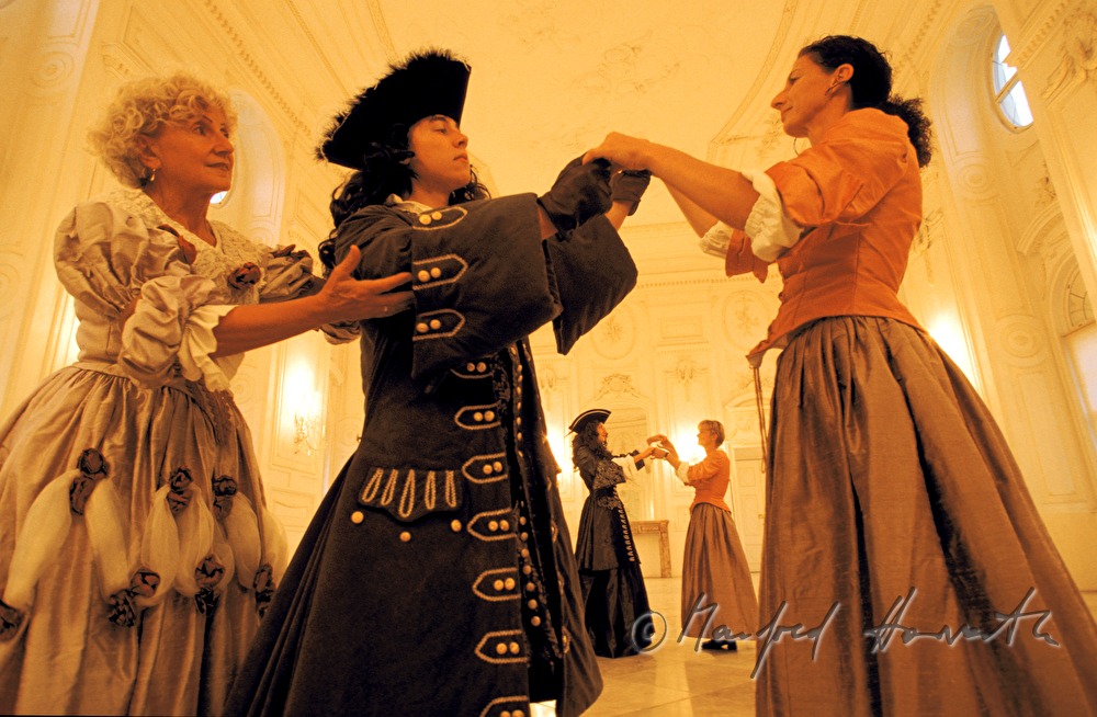 Ballsaal, Tanzunterricht bei Barockausstellung