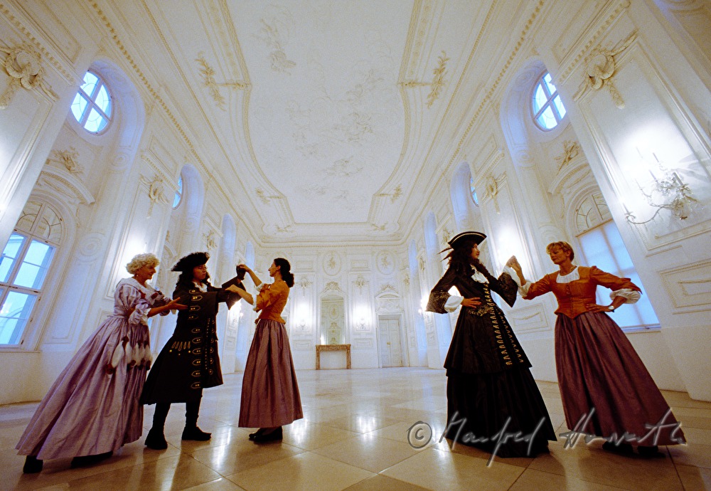 Ballsaal, Tanzunterricht bei Barockausstellung