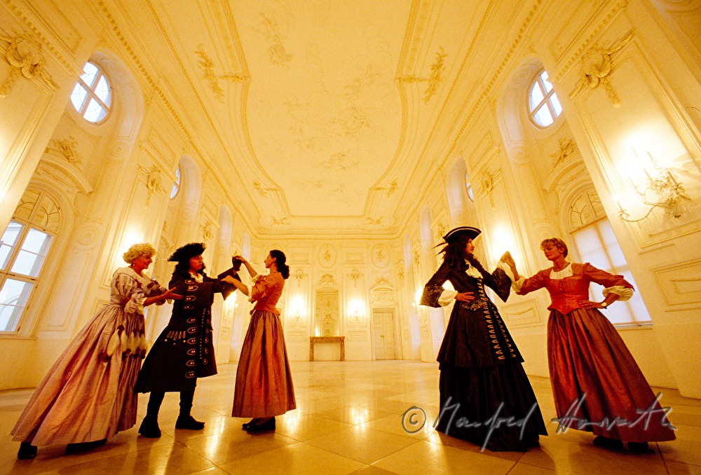 Ballsaal, Tanzunterricht bei Barockausstellung