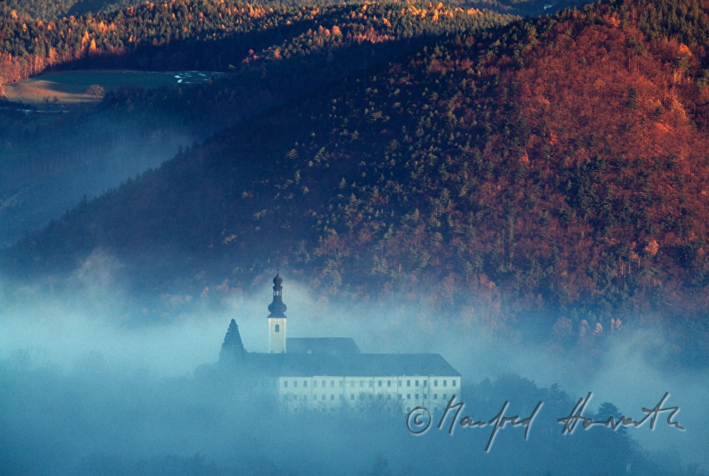 Schloß Gloggnitz und Herbstwald mit Nebelschwade