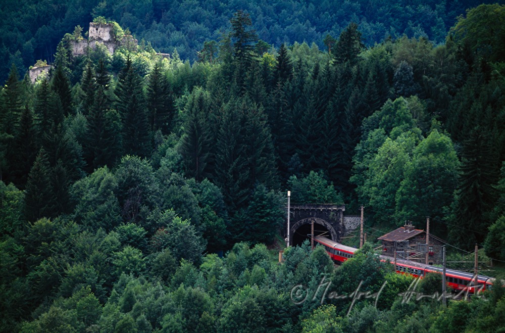 Zug beim Bahnhof Klamm - hinten: Ruine Klamm